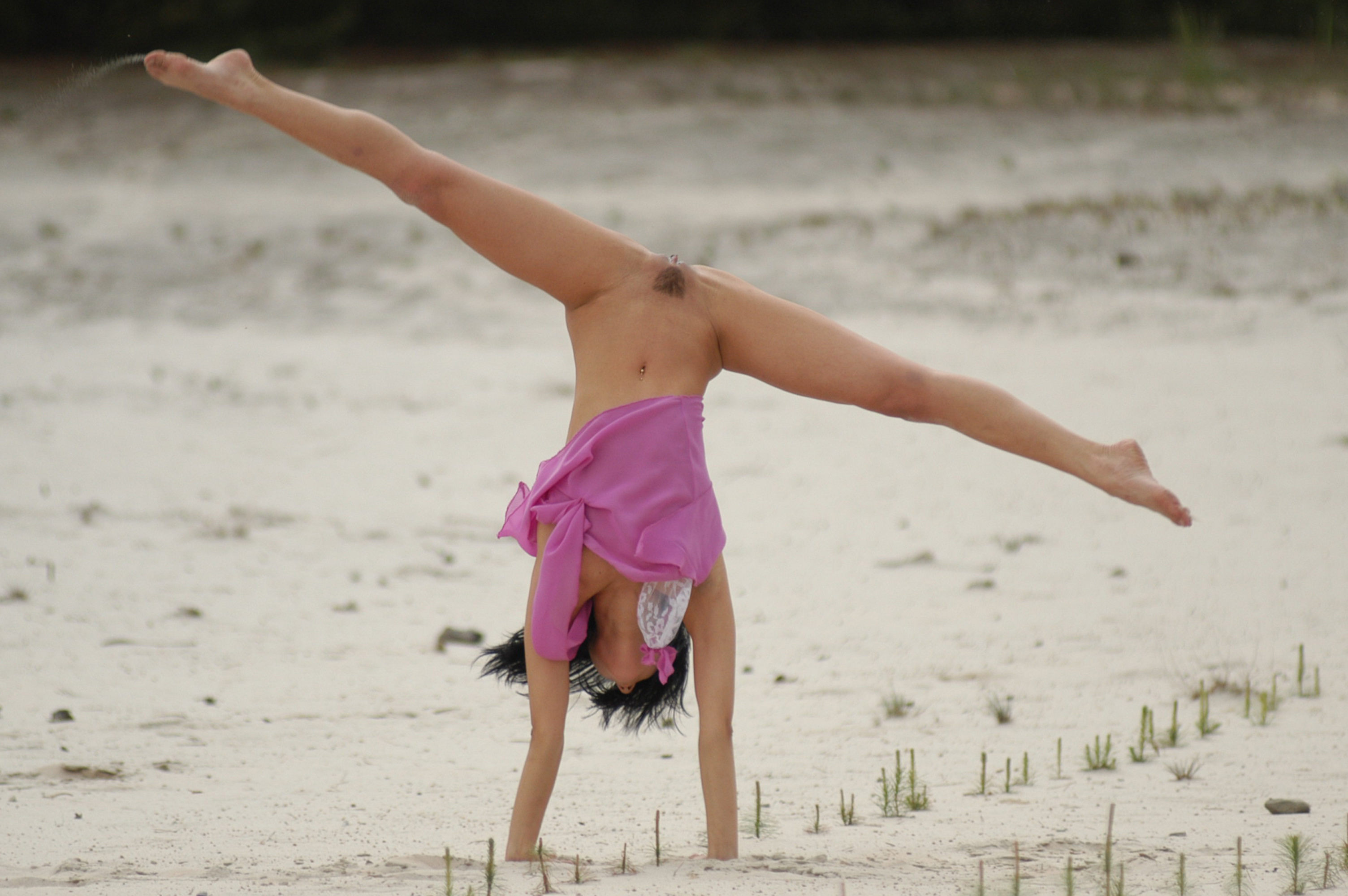 Стройная гимнастка пришла голой на пляж и стала позировать