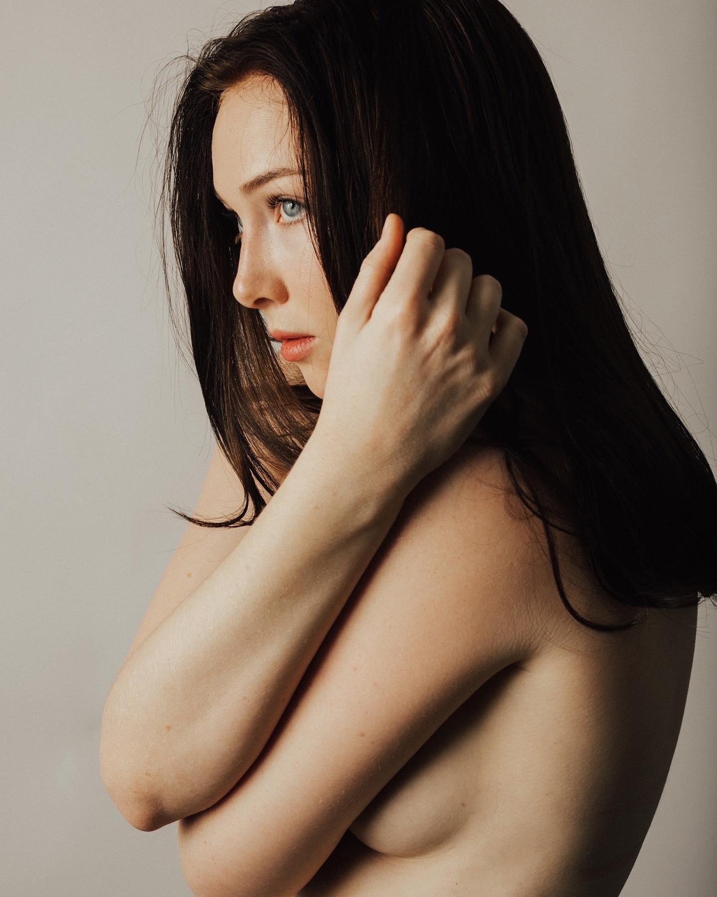 Molly Quinn topless hand bra (2).jpg