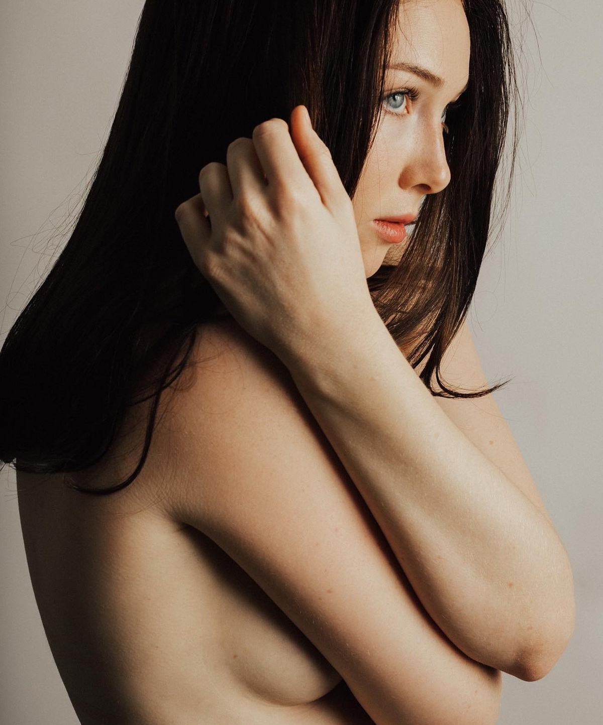 Molly Quinn topless hand bra (1).jpg
