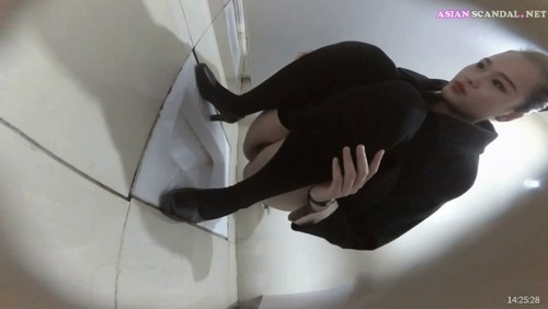 Chinese Lady In Toilet #31