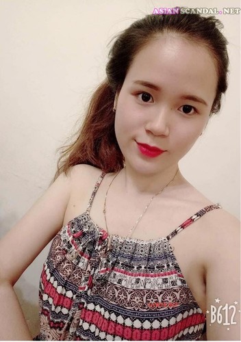 Chica guapa vietnamita muestra grandes tetas