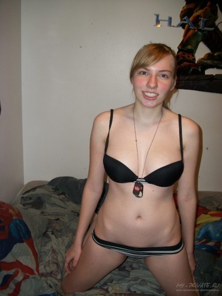 hot-blonde-girlfriend-showing-nude-body-07.jpg