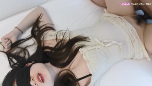 Chica asiática sexy teniendo sexo en un hotel con los ciegos abiertos