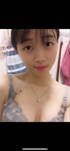 極其純潔的粉紅色女孩與男友發生性關係