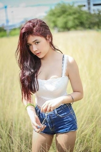 Китайско-таиландская девушка смешанной расы с тонкой талией и большими ягодицами