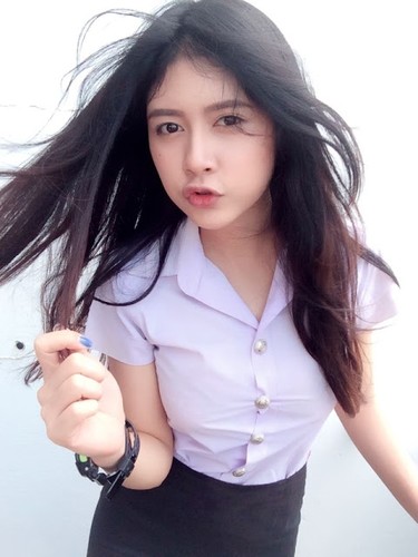 Novia china-tailandesa de raza mixta con cintura delgada y nalgas grandes