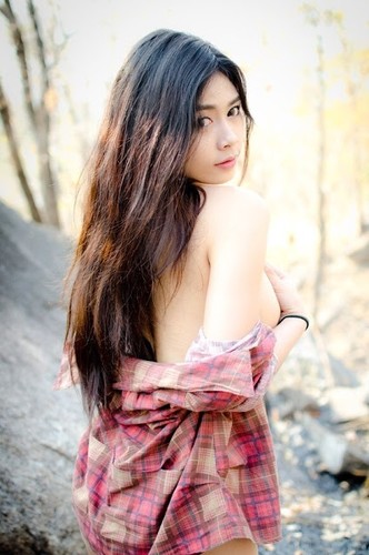 Novia china-tailandesa de raza mixta con cintura delgada y nalgas grandes